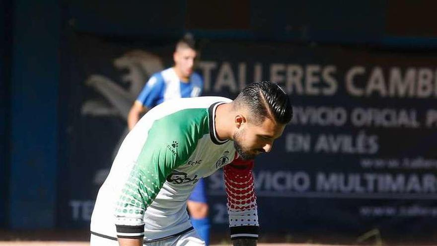 Lucas Anacker se dispone a coger un balón en el Suárez Puerta.