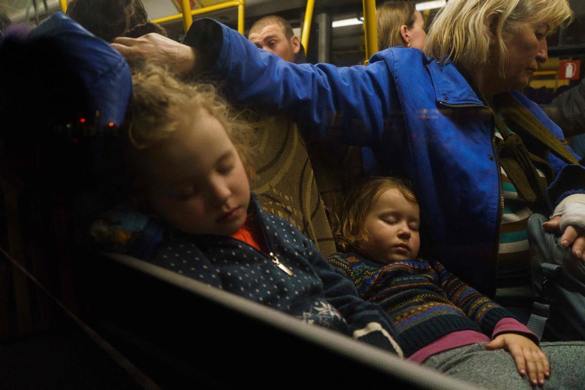 Niños evacuados de la ciudad de Mariupol en un convoy que los traslada a Zaporizhzhia.