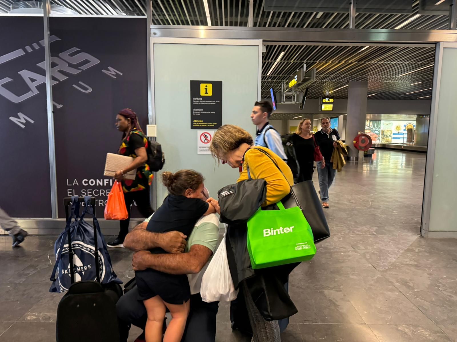 Llegada de los pasajeros que sufrieron el cierre del aeropuerto de Gran Canaria