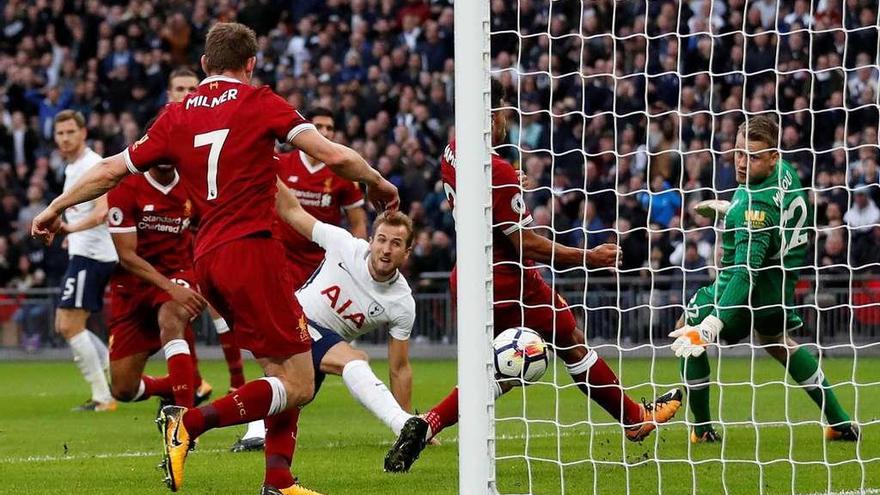 Kane, en el momento de anotar uno de sus goles en el partido de ayer contra el Liverpool.