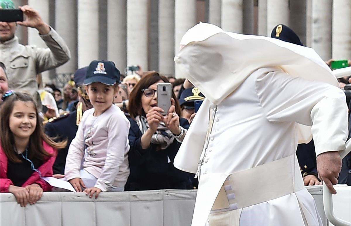 Una ráfaga de viento levanta el manto al Papa Francisco durante la audiencia semanal en la Plaza de San Pedro en el Vaticano.