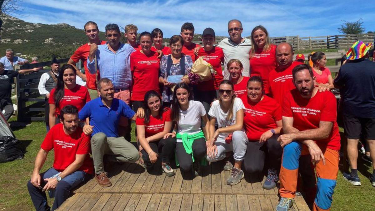 Rosa María García, con la placa, junto al grupo de la comisión de las fiestas, miembros de la Corporación municipal y el regidor de pastos. | |  R. M. V.