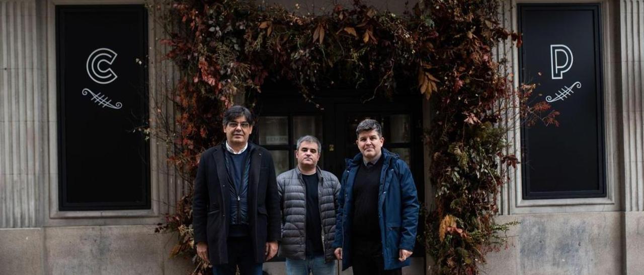 José Luis Castro de Paz, Rubén Ventureira y Alfredo Sellier, ayer frente al antiguo cine París en la calle Real.   | // CASTELEIRO/ROLLER AGENCIA