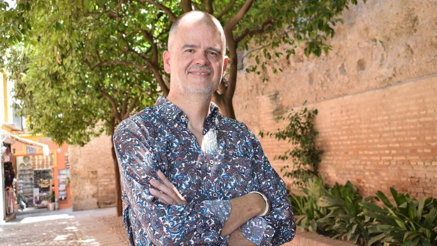 El bloque de pisos de la calle donde se han hallado los cuerpos sin vida de un matrimonio / Carlos Doncel