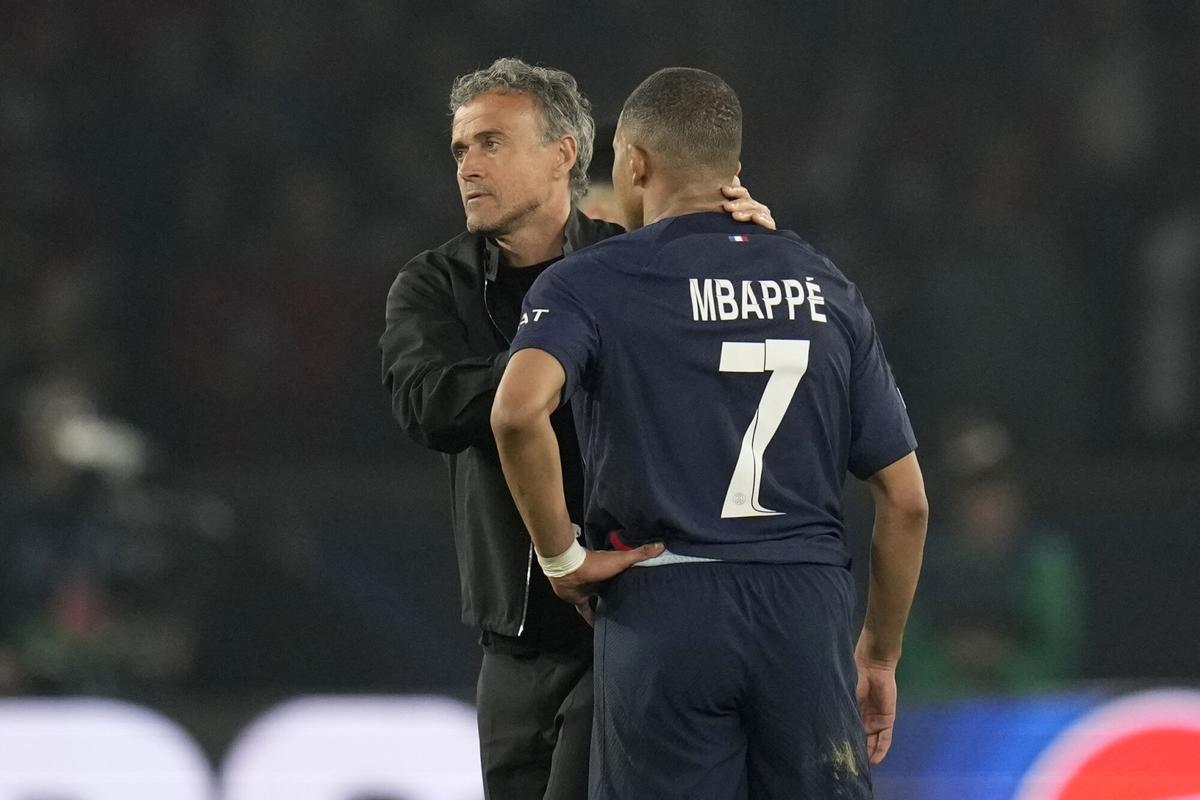 Luis Enrique y Kylian Mbapp谷, durante su etapa juntos en el PSG.
