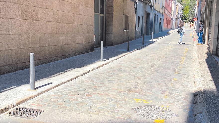 Girona rectifica i acaba posant pilones a la vorera del carrer Enderrocades