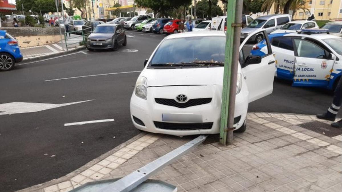 Un coche choca contra una farola y da positivo en alcoholemia .