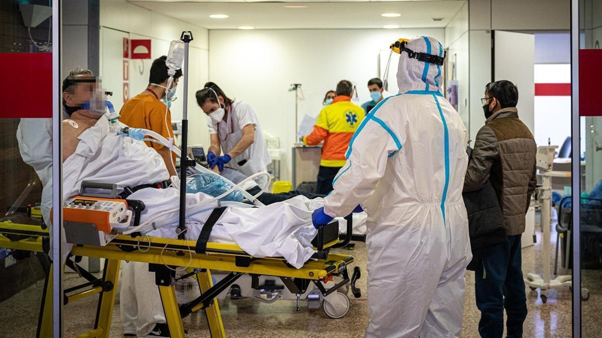 Entrada de enfermos en las urgencias del Hospital de Bellvitge