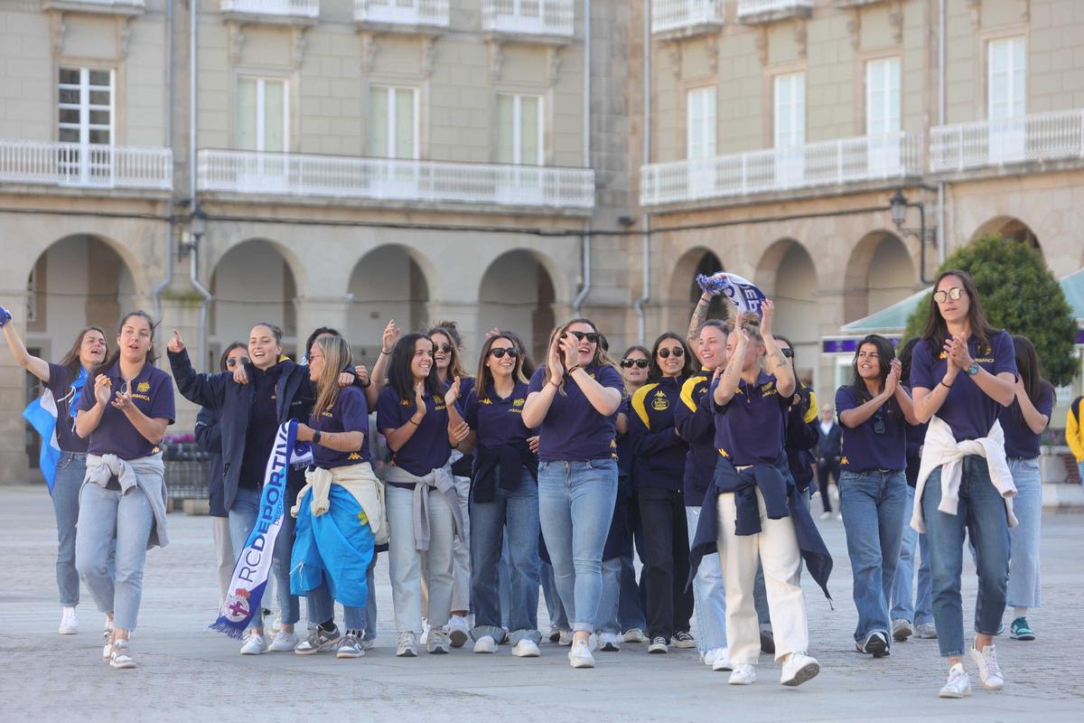 El Dépor Abanca celebra su ascenso en la plaza de María Pita