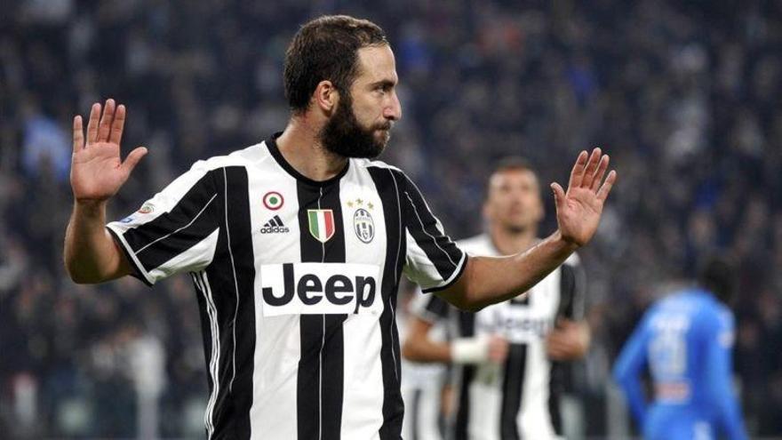 Higuaín aúpa a la Juventus contra el Nápoles