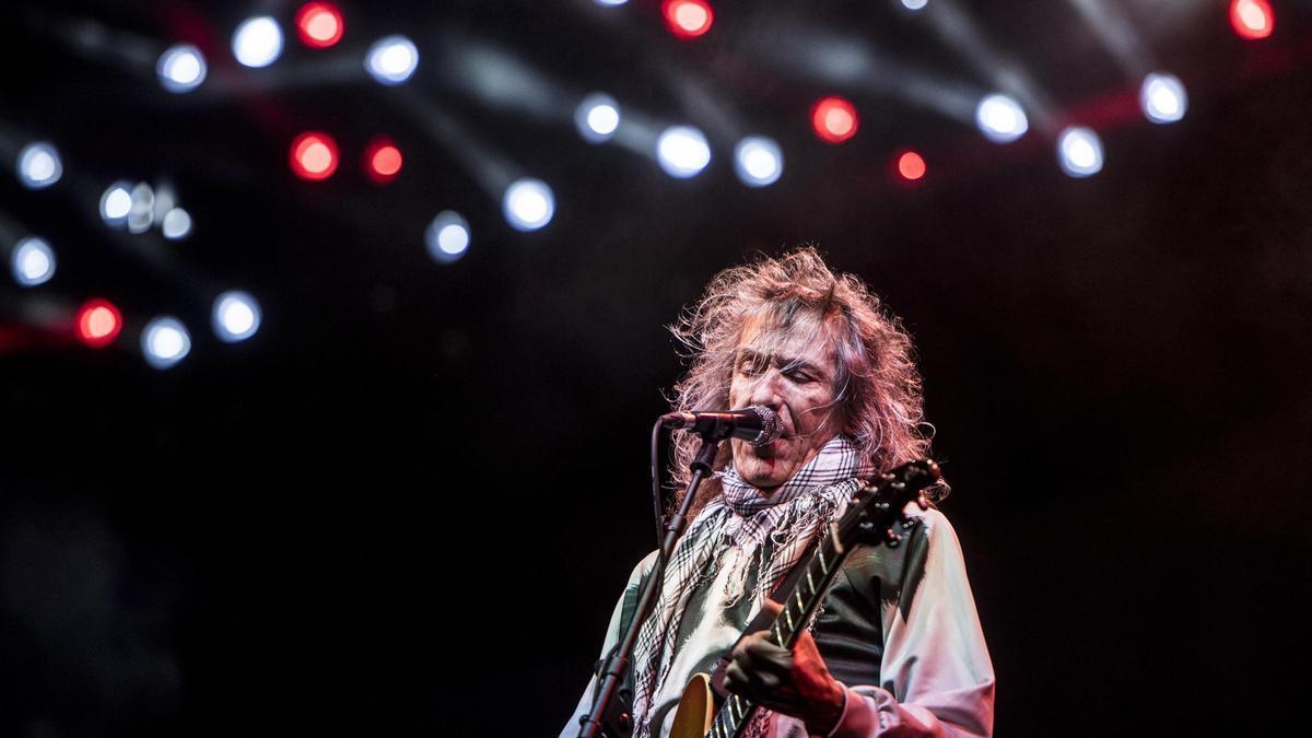 Robe Iniesta en un concierto en Cáceres.