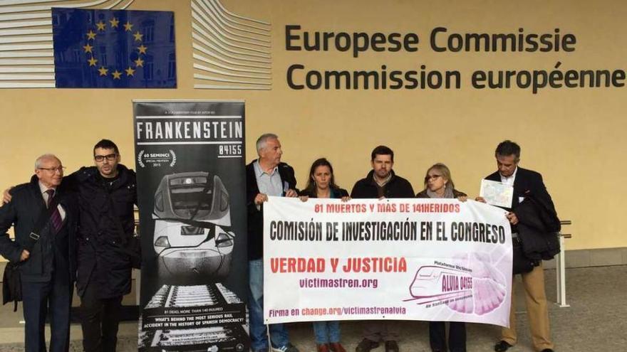 Representantes de la Plataforma Víctimas del Alvia, junto a Ana Miranda (BNG), ayer en el Parlamento Europeo.