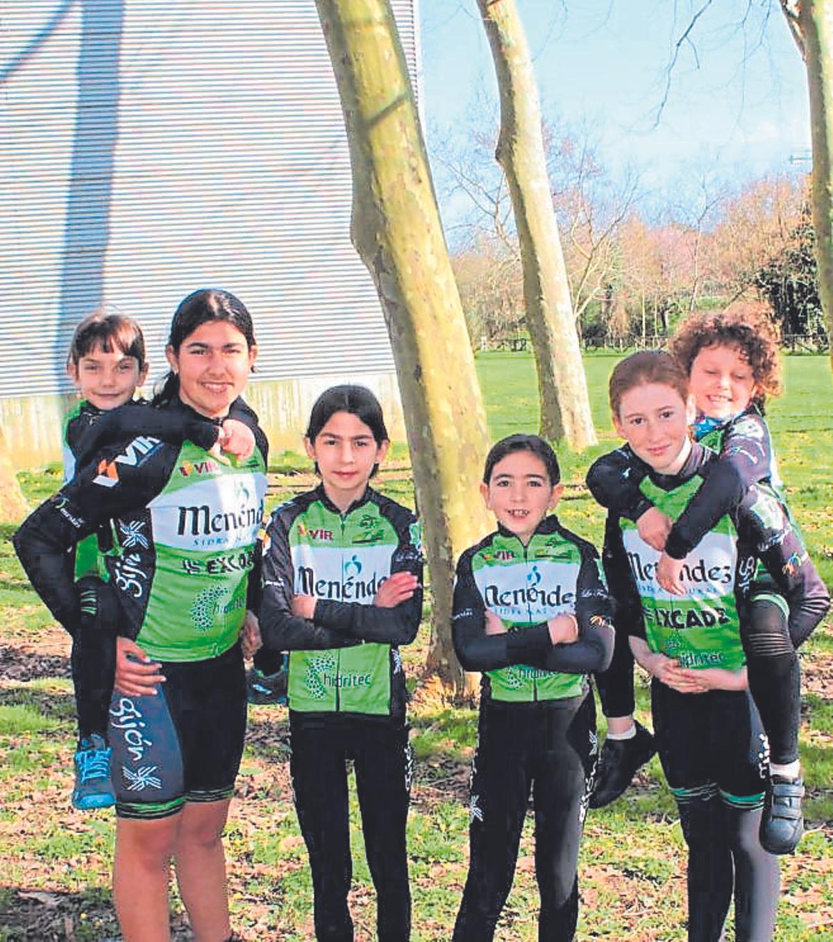 Por la izquierda, Jana Fidalgo con Emma Buelga subida a su espalda, Alicia Díaz, Llara Meana, Alicia Valiente y Noa Fernández a su espalda