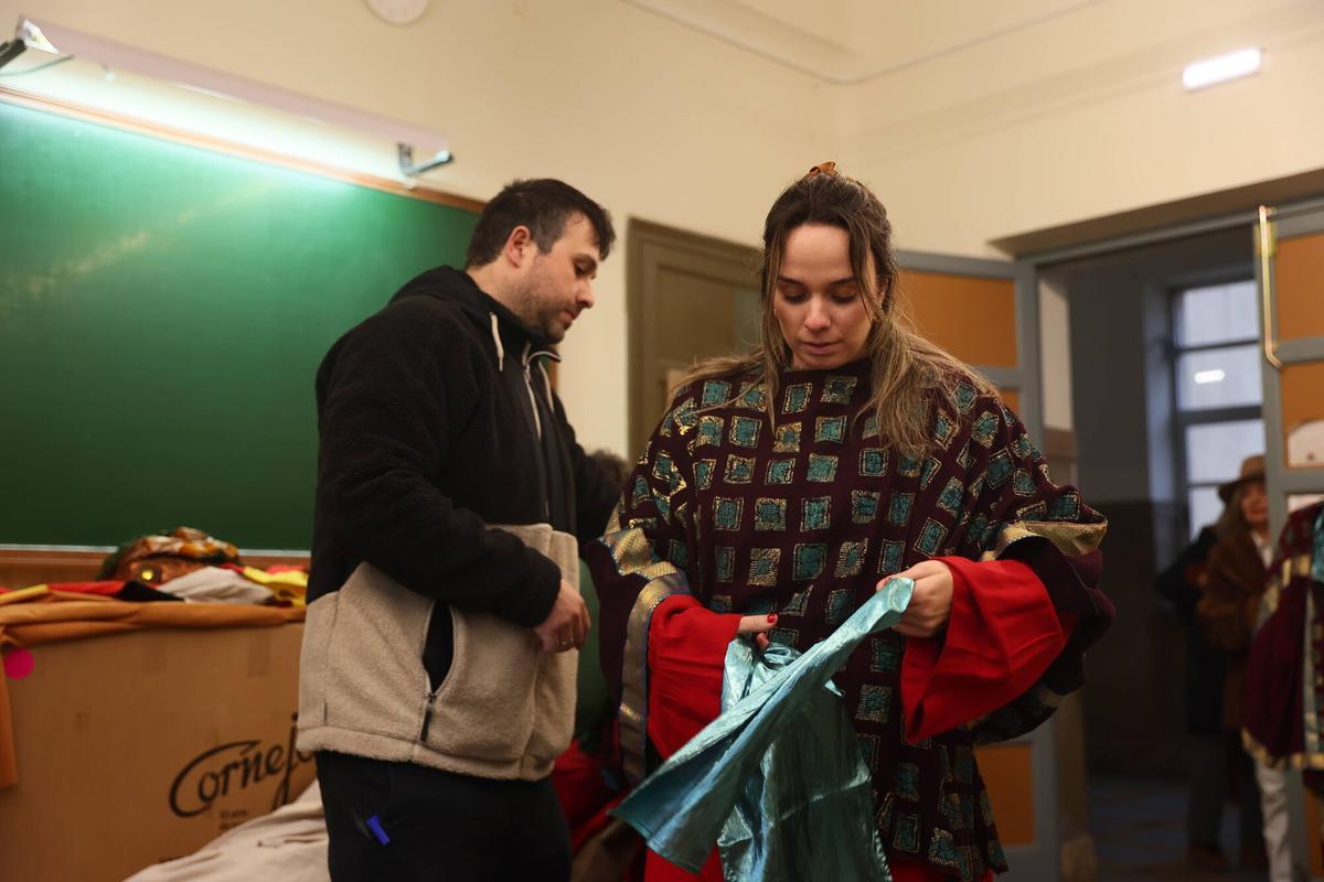 Reportaje con las pruebas de los trajes de la comitiva de los reyes Magos en la Cabalgata de Oviedo. Quedamos a las 16:45 en la puerta del Alfonso con uno de los grupos que va a desfilar