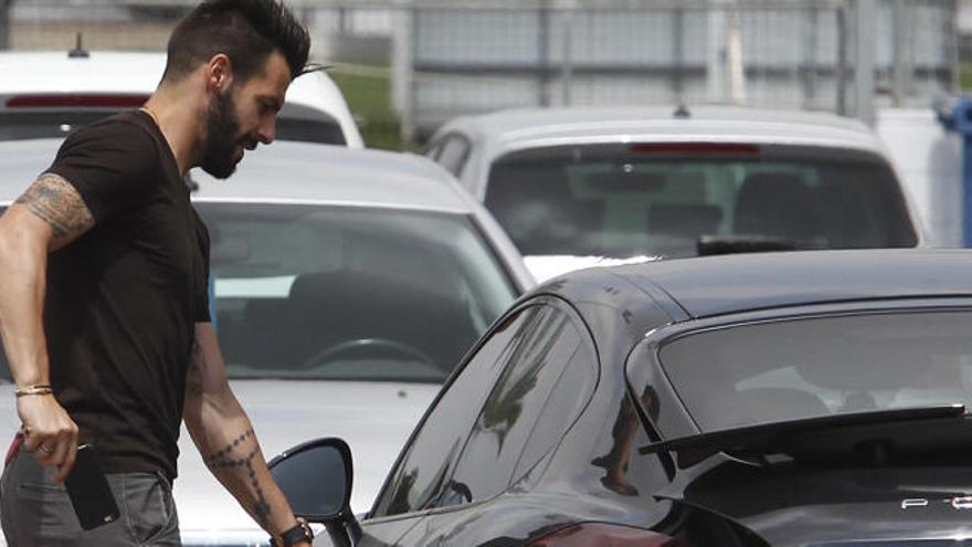 Álvaro Negredo saliendo de la Ciudad Deportiva.