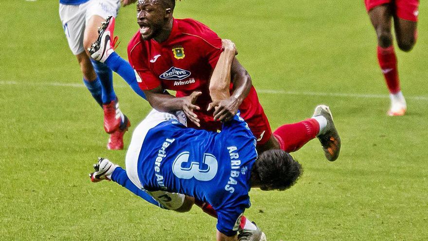 Jugada del partido de ayer entre el Oviedo y el Fuenlabrada.