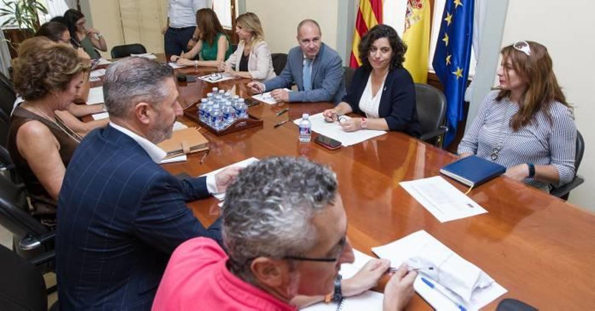 Frente de los ayuntamientos y  del turismo para que el comercio abra los festivos durante la Volvo