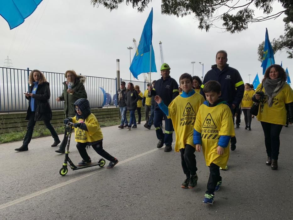 Los trabajadores de Alcoa celebran una marcha hasta Avilés para concentrarse frente al Ayuntamiento