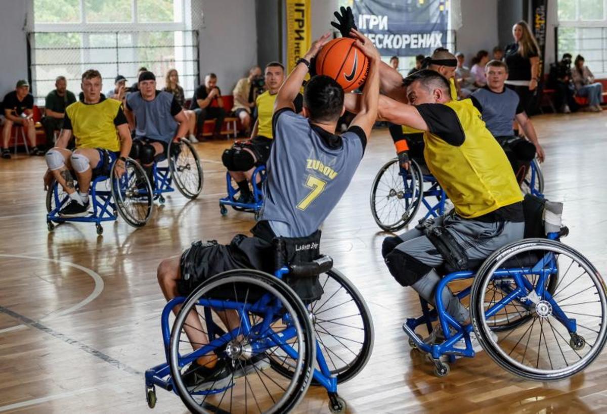 Ex-soldados ucranianos heridos, se recuperan jugando a baloncesto en silla de ruedas