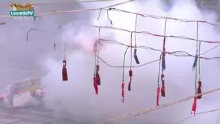 Reabren el acceso a la plaza tras quedar la mascletà a medio disparar por la lluvia