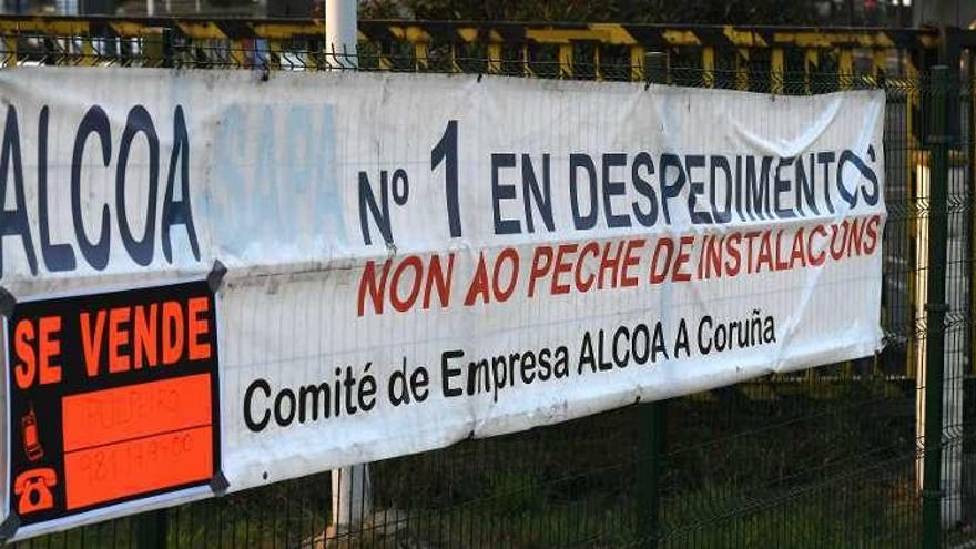 Cartel en protesta contra del cierre de la fábrica de aluminio de Alcoa en el polígono de A Grela.