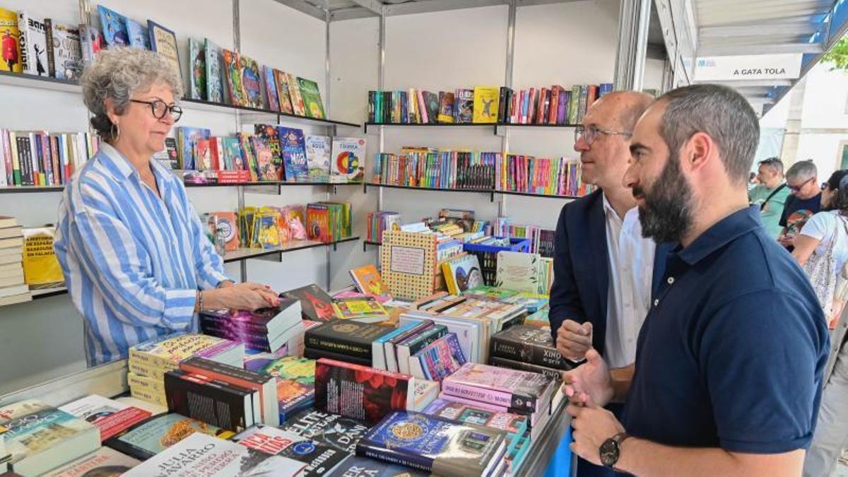 O alcalde de Rianxo, Julián Bustelo, dereita, e o director xeral de Cultura, Anxo M. Lorenzo, na Feira do Libro de Rianxo do ano pasado.