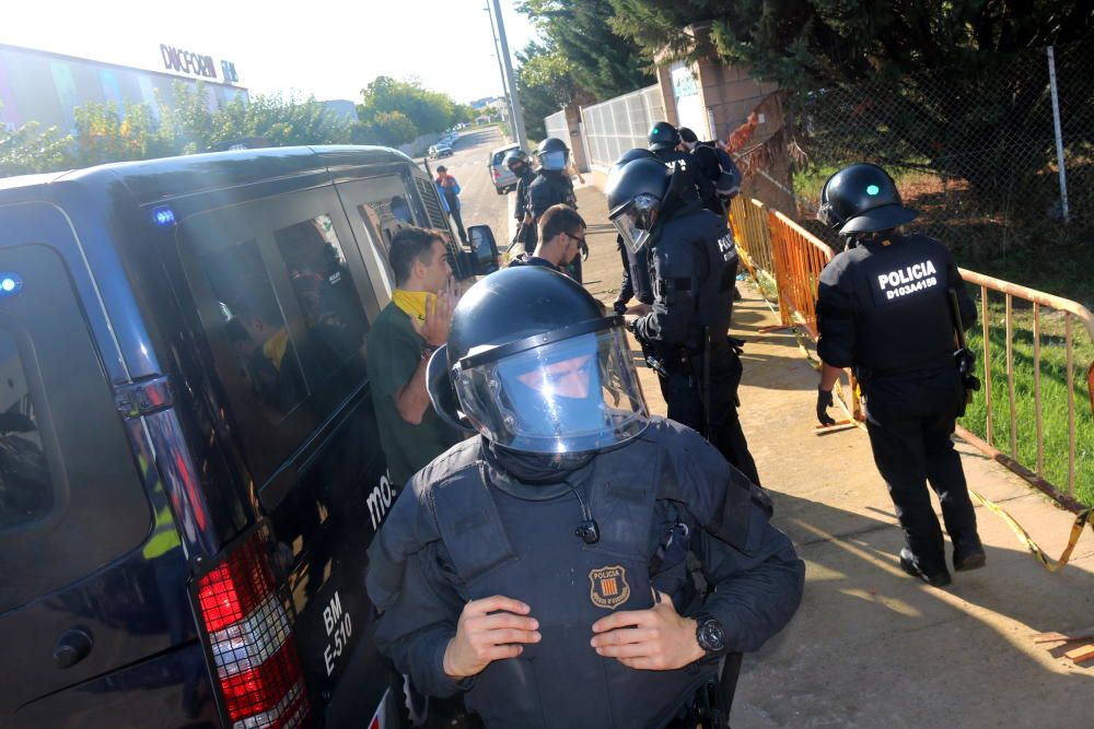 Els Mossos carreguen per dispersar les persones que tallaven la C-65 a Cassà