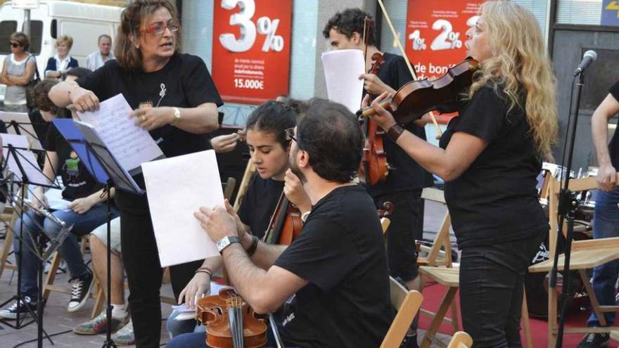 La Escuela Duquesa Pimentel lleva la música a las calles de la ciudad