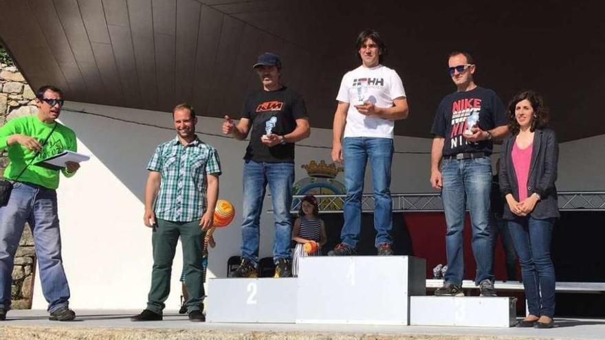 Javier García, en lo más alto del podio del enduro de Oia valedero para el Gallego de moto de campo.