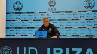 Onésimo, entrenador de la UD Ibiza: "Al campeón siempre hay que homenajearle, es un acto de deportividad"
