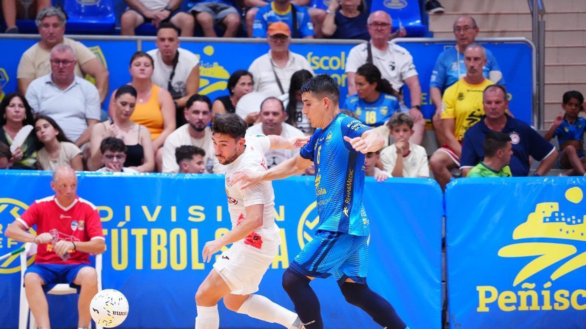 Una jugada del partido amistoso de pretemporada entre el Peñíscola y ElPozo Murcia