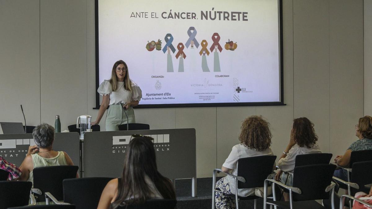 La dietista-nutricionista Victoria Góngora durante la primera de las charlas esta semana en el Centro de Congresos de Elche.  | ANTONIO AMORÓS