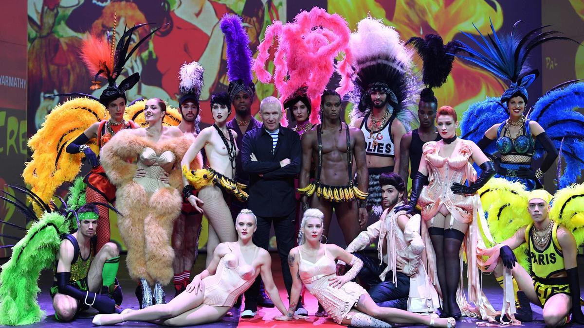Jean-Paul Gaultier con los actores de 'Fashion Freak Show'