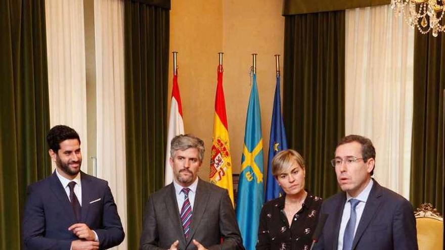 Por la izquierda, Rubén Hidalgo, Gerardo Albornoz, Pilar Aiguade y Fernando Couto, ayer, en el salón de plenos del Ayuntamiento de Gijón.