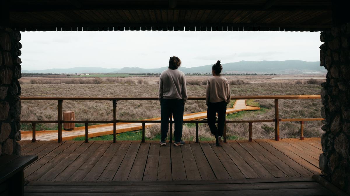 Dos turistas, desde el mirador de la isla de Pan en el Parque Nacional de Las Tablas de Daimiel. 