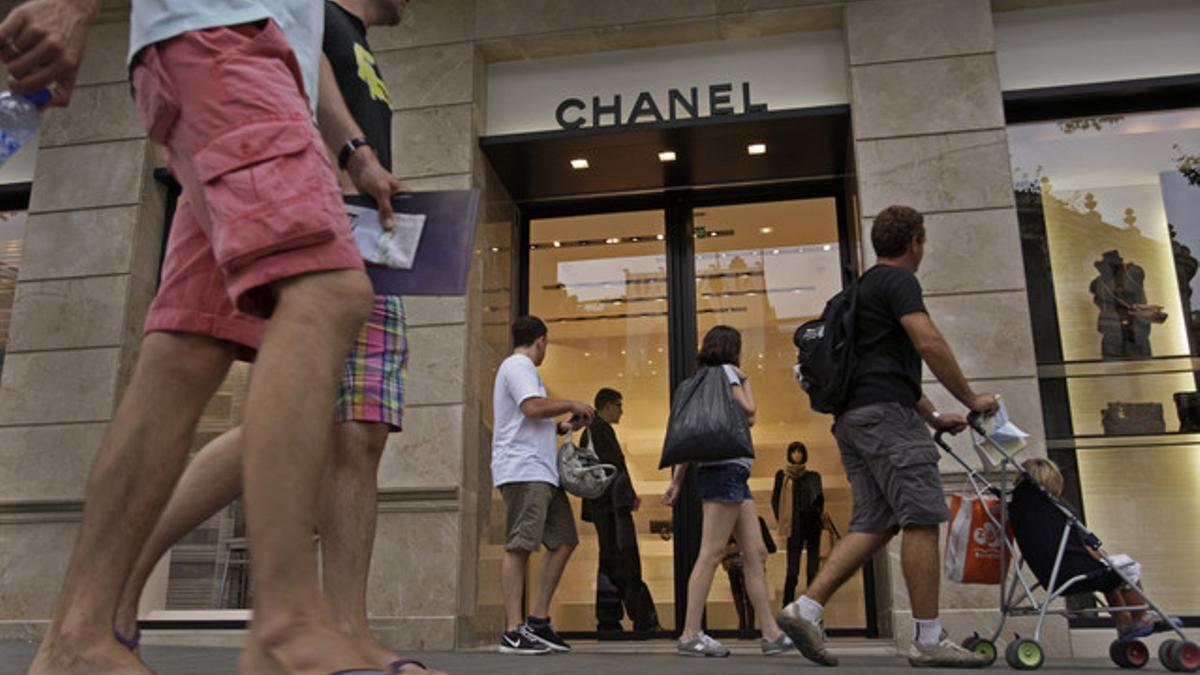 Turistas ante una tienda en el paseo de Gràcia.