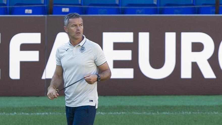 Fran Escribá durante un entrenamiento previo al partido de Liga Europa.