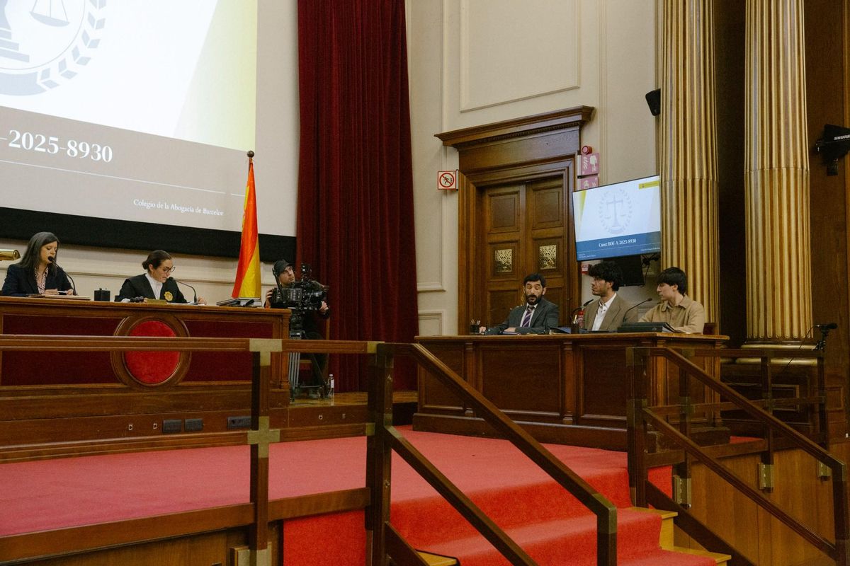 A la derecha, en el banquillo de los acusados, junto a su abogado de pega, Aleix Puig y Nil Ojeda.