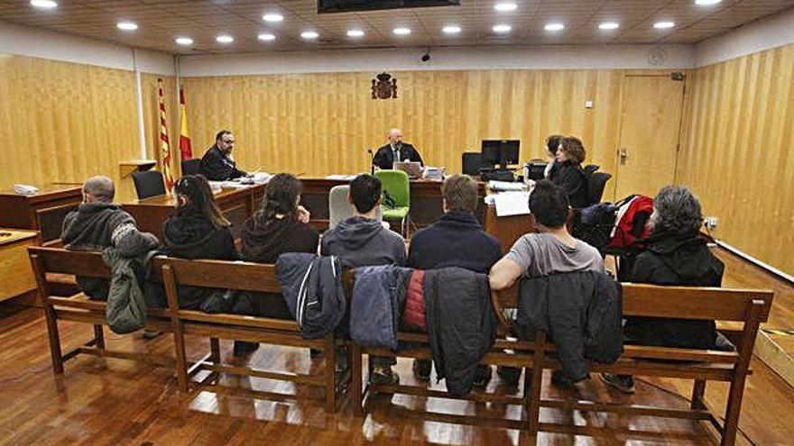 Els set activistes anti-MAT, durant el judici al Penal 5 de Girona.