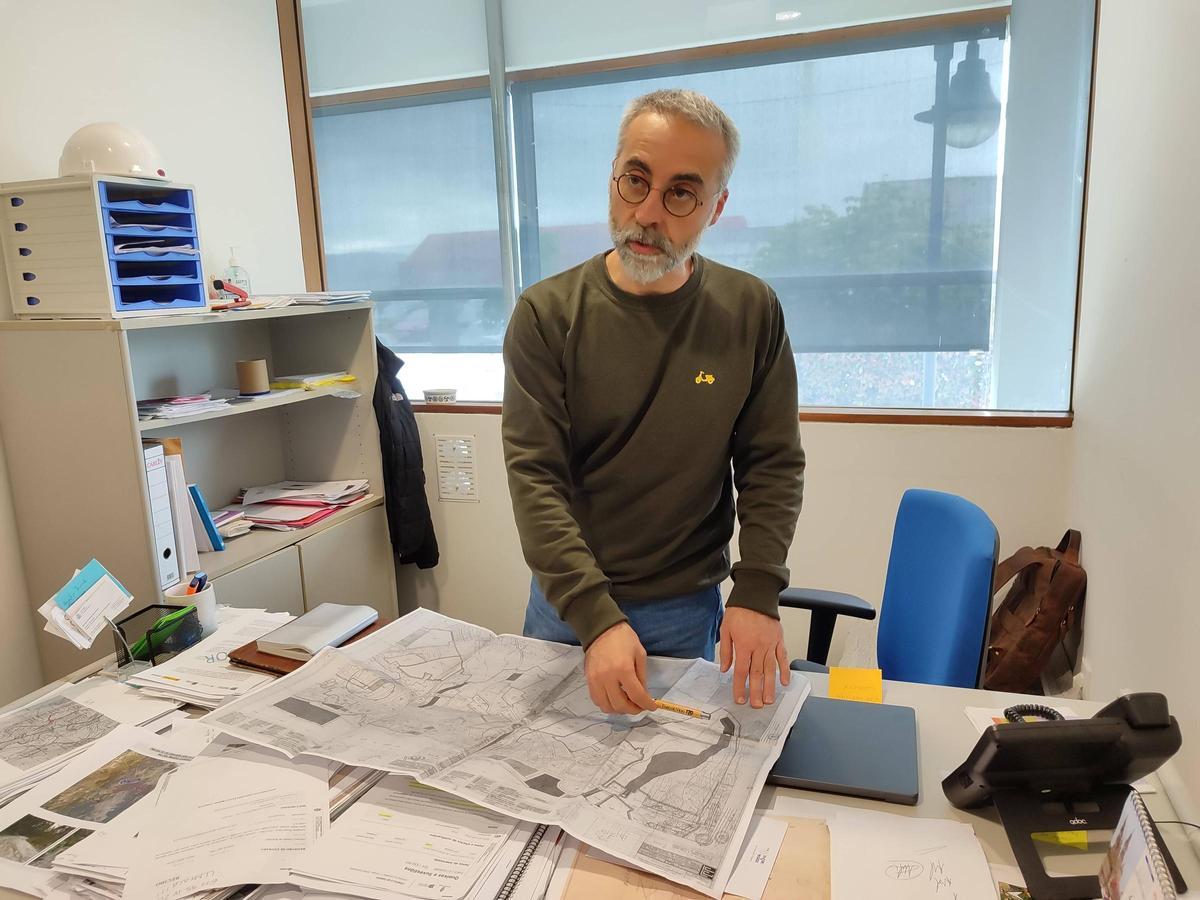El concejal de Urbanismo, Antón Igleias, señala los terrenos sobre un mapa en su despacho.