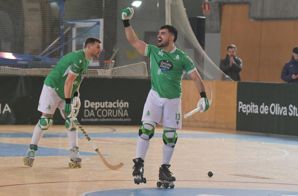 Bruno Saavedra celebra un gol con el Liceo en Riazor.