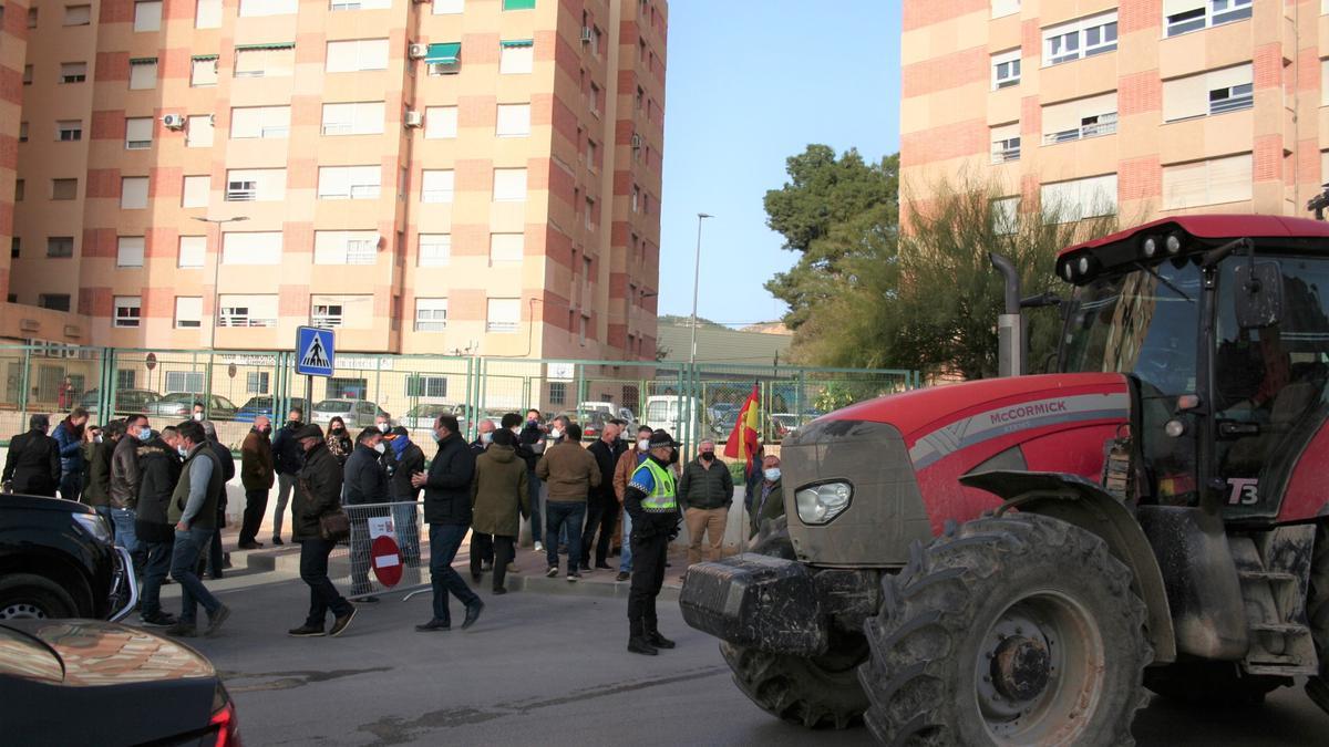 Manifestantes y tractores en la Alameda de Cervantes, en las cercanías del Centro de Desarrollo Local.