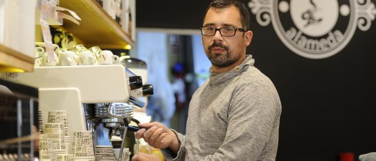 Javier Rey, ayer, en la Cafetería Alameda.  | // BERNABÉ/JAVIER LALÍN