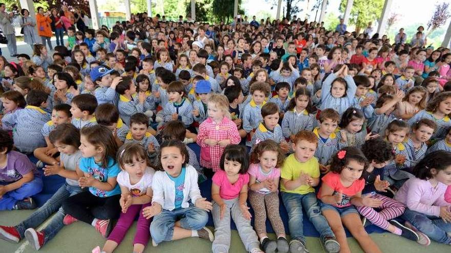Os alumnos do CEIP Vilaverde na presentación de "A nena e o grilo nun barquiño". // Gustavo Santos