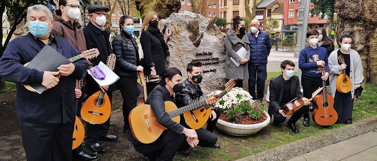 Marino Díaz, Carmen Arbesú y los miembros de la Orquesta Langreana de Plectro, junto al monolito inaugurado ayer La Felguera. | M. Á. G.