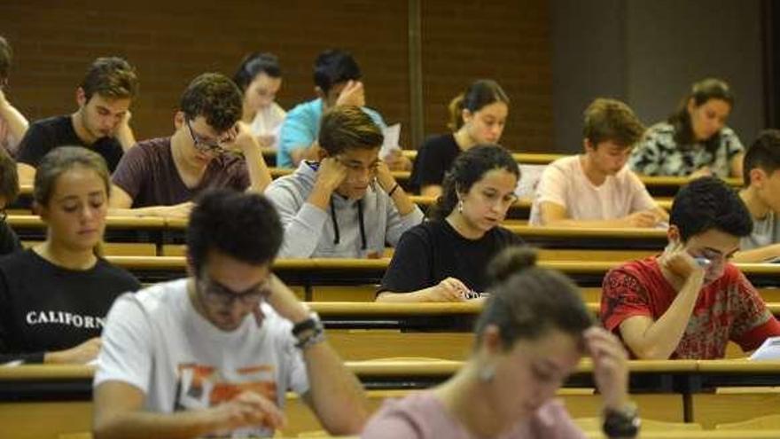 Estudiantes en un examen de selectividad. // Gustavo Santos
