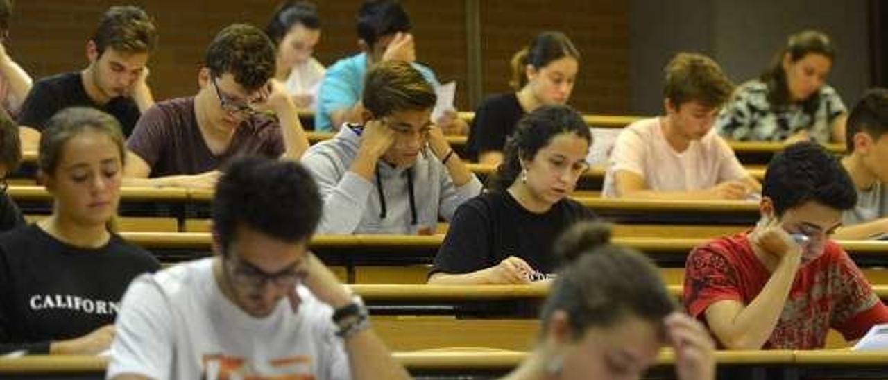 Estudiantes en un examen de selectividad. // Gustavo Santos