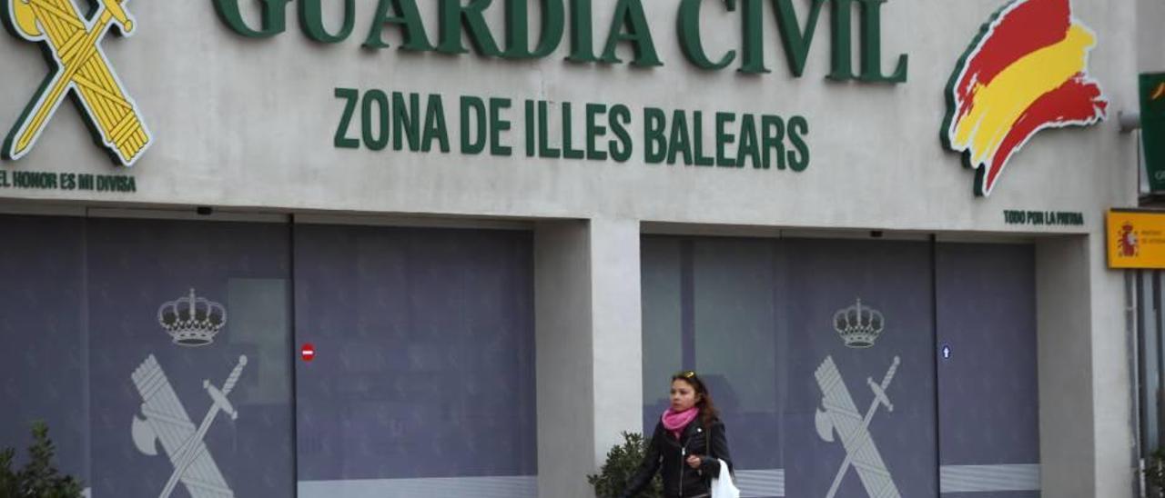 La fachada de la Comandancia luce un nuevo letrero luminoso.