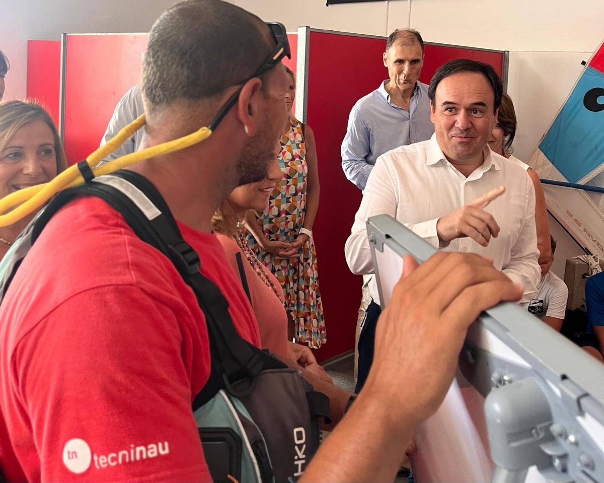 Galeria: Pérez Llorca visita la Escola de la Mar de Benicàssim y destaca la apuesta por el ocio educativo este verano