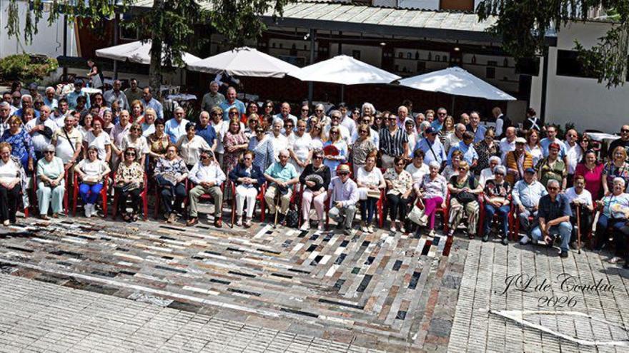 La asociación cultural de Barredos reúne a 150 vecinos en su encuentro anual (y rinde homenaje a Vitoriana Morán y Carlos Hevia)